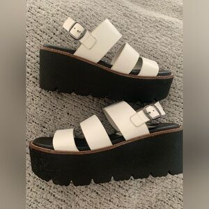 DiRTY LAUNDRY white black chunky wedge platform 90s Y2K style Sandals women’s 6